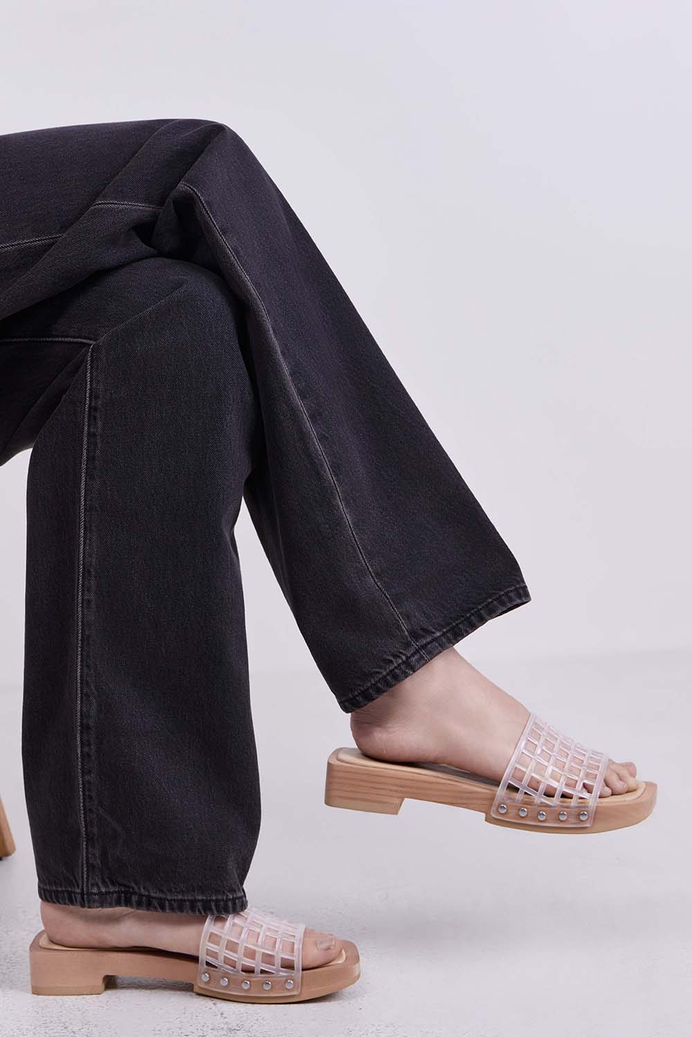 תמונת כל הלוק של כפכפי עץ